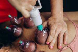 أنواع التدليك الشائعة: السويدي، العميق، الرياضي، والتايلاندي وكيفية الاختيار